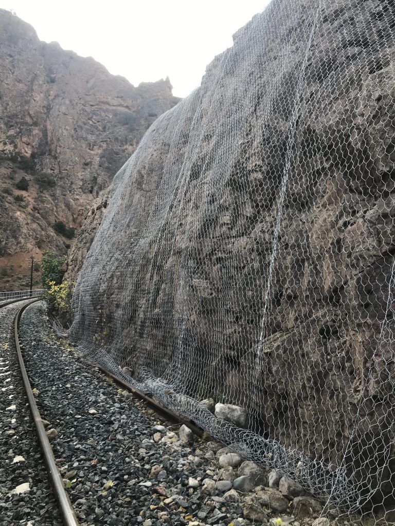 Sivas TCDD Demiryolu Kaya Bariyeri Uygulaması | Kaya Düşmesi Önleme Tel Ağ Uygulaması​